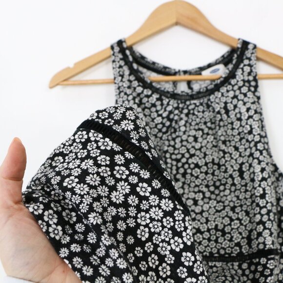 *Old Navy Black and White Flower Tank Top - Picture 5 of 9